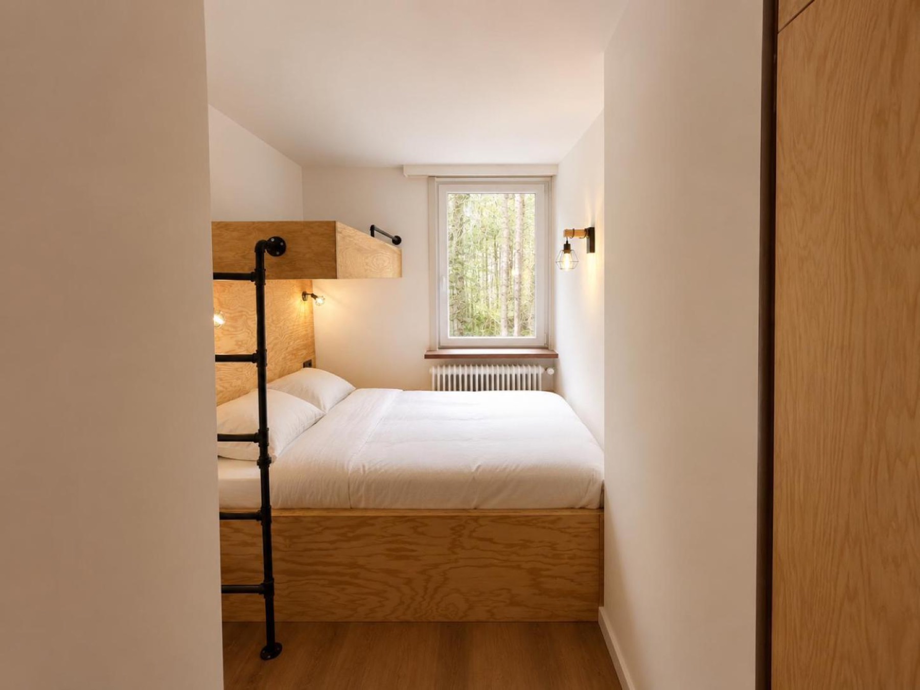 Blick ins Zimmer mit Birkenholz-Hochbett